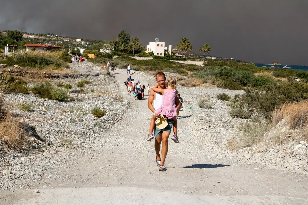 Niektorí evakuovaní turisti na Rodose museli kráčať do bezpečie peši aj desať kilometrov.