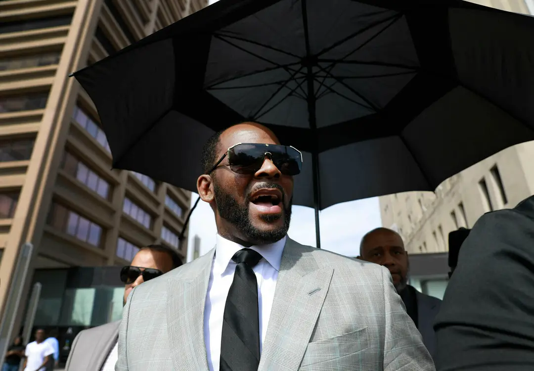 Na archívnej snímke zo 6. júna 2019 americký spevák R. Kelly odchádza zo súdu v Chicahu
