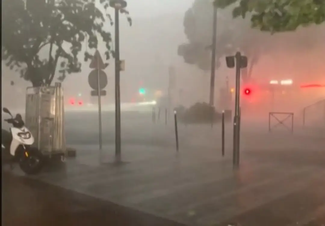 Na snímke zábery z búrky, ktorá sa prehnala Parížom.