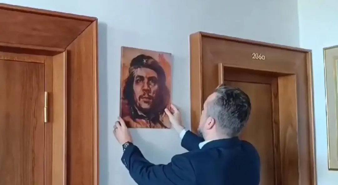 Zmena výzdoby v kancelárii Ľ. Blahu.