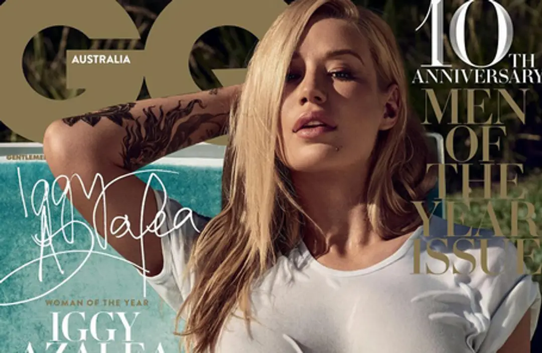 Povedali by ste, že toto sú silikóny? Iggy ako miss mokré tričko