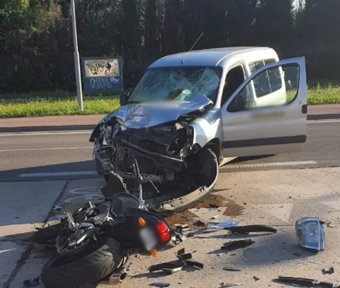Zničené auto a motorka po zrážke v Bratislave.