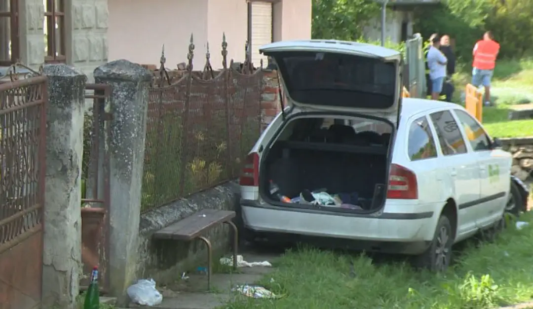 Na snímke je lavička aj auto, na ktorých došlo k nehode.