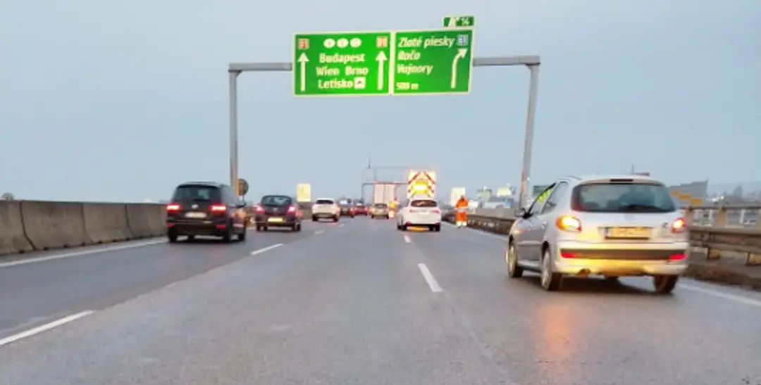 Na snímke autá na D1, ktoré smerujú do Bratislavy.