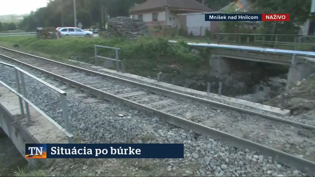 Železničnú trať v Mníšku nad Hnilcom sa podarilo opraviť ešte včera večer.