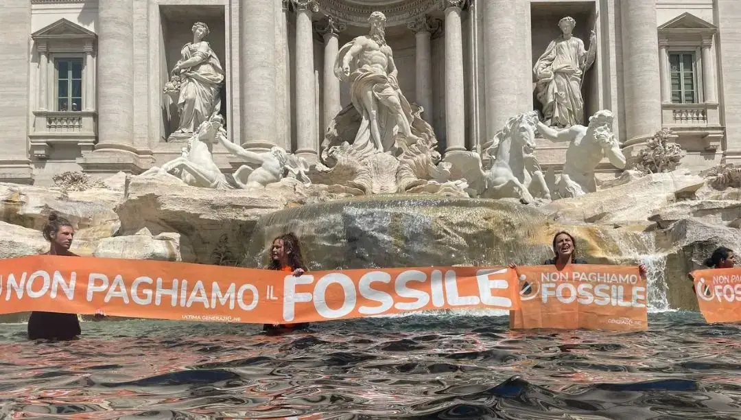 Protest klimatických aktivistov vo Fontáne di Trevi v Ríme.