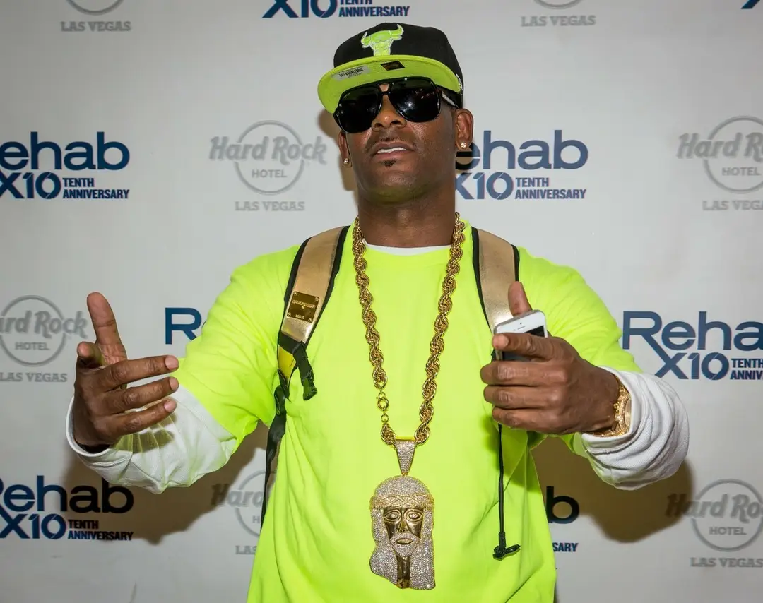 Rodičia žiadajú políciu o pomoc. Spevák R. Kelly má zadržiavať ich dcéry