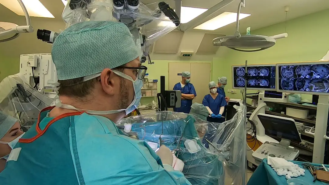Neurochirugovia odstraňujú pacientovi nádor na mozgu.