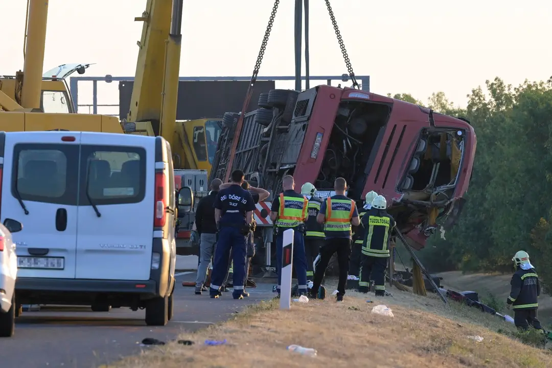 Pri nehode poľského autobusu zahynulo najmenej 12 ľudí.