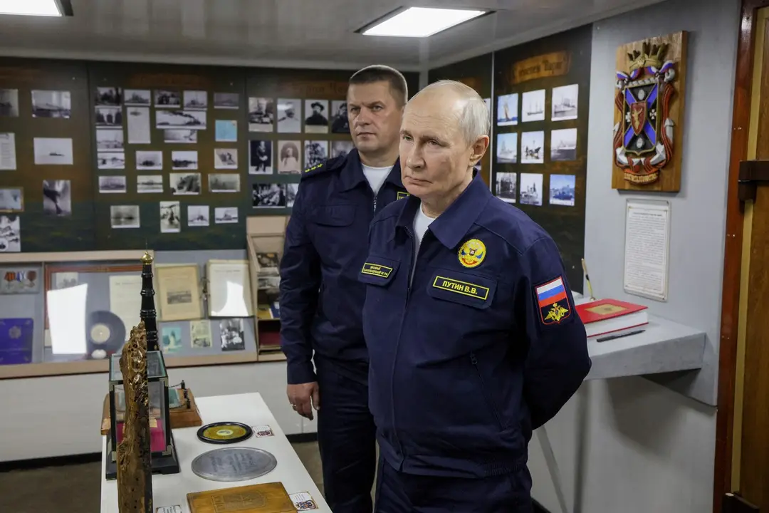 Ruský prezident Vladimir Putin navštívil raketový krížnik ruského námorníctva „Varyag“.