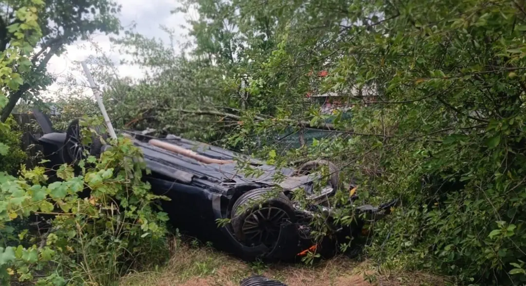 Mercedes skončil prevrátený v záhrade