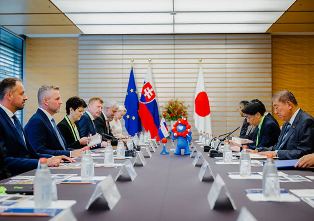Na snímke druhý zľava prezident SR Peter Pellegrini v rámci svojej tohtotýždňovej návštevy Japonska v utorok rokoval s japonským premiérom Šigeru Išibom (vpravo).