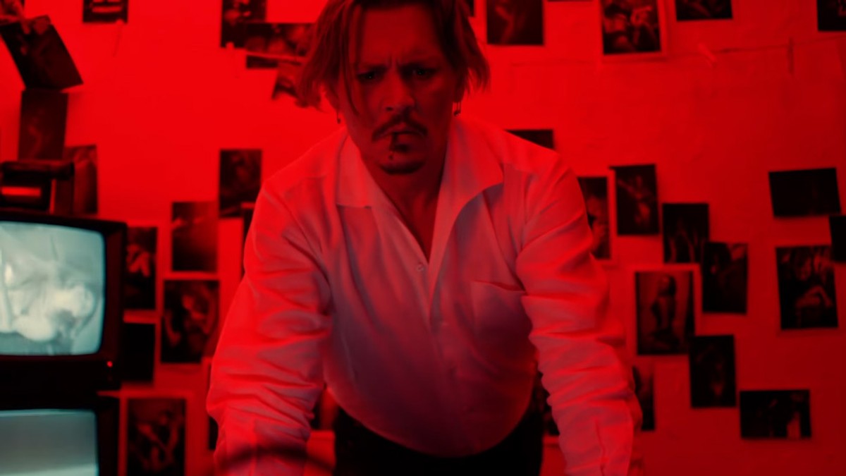 Veď toto už je porno Johnny Depp si vo videoklipe užíva trojku