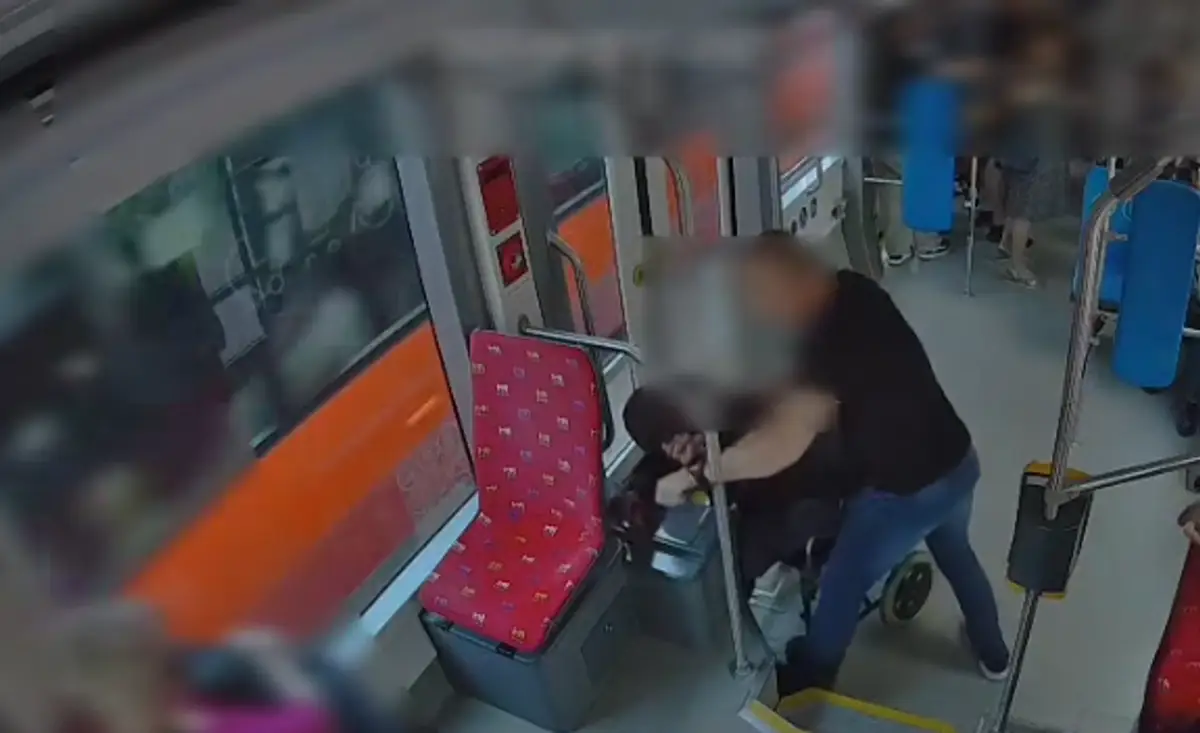 Policajt v civile zasiahol proti agresívnemu vozíčkarovi.