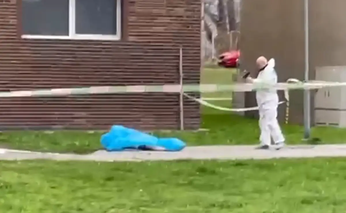 Telo muža pod bytovkou v Devínskej Novej Vsi.