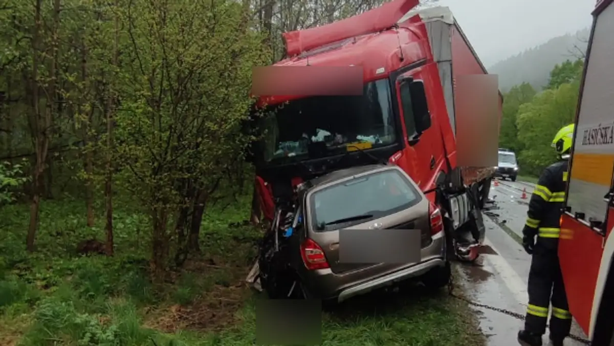Auto po zrážke s kamiónom pri Bielom Potoku.