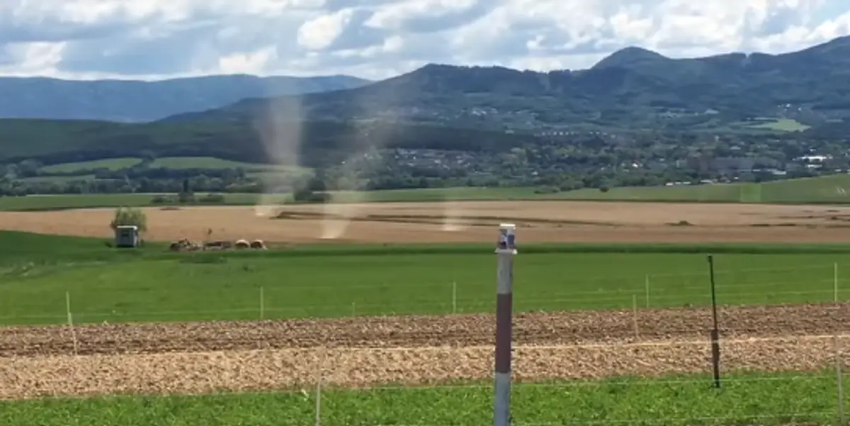 Na snímke pole a niekoľko prachových vírov, ktoré sa objavili v obci Kanianka.