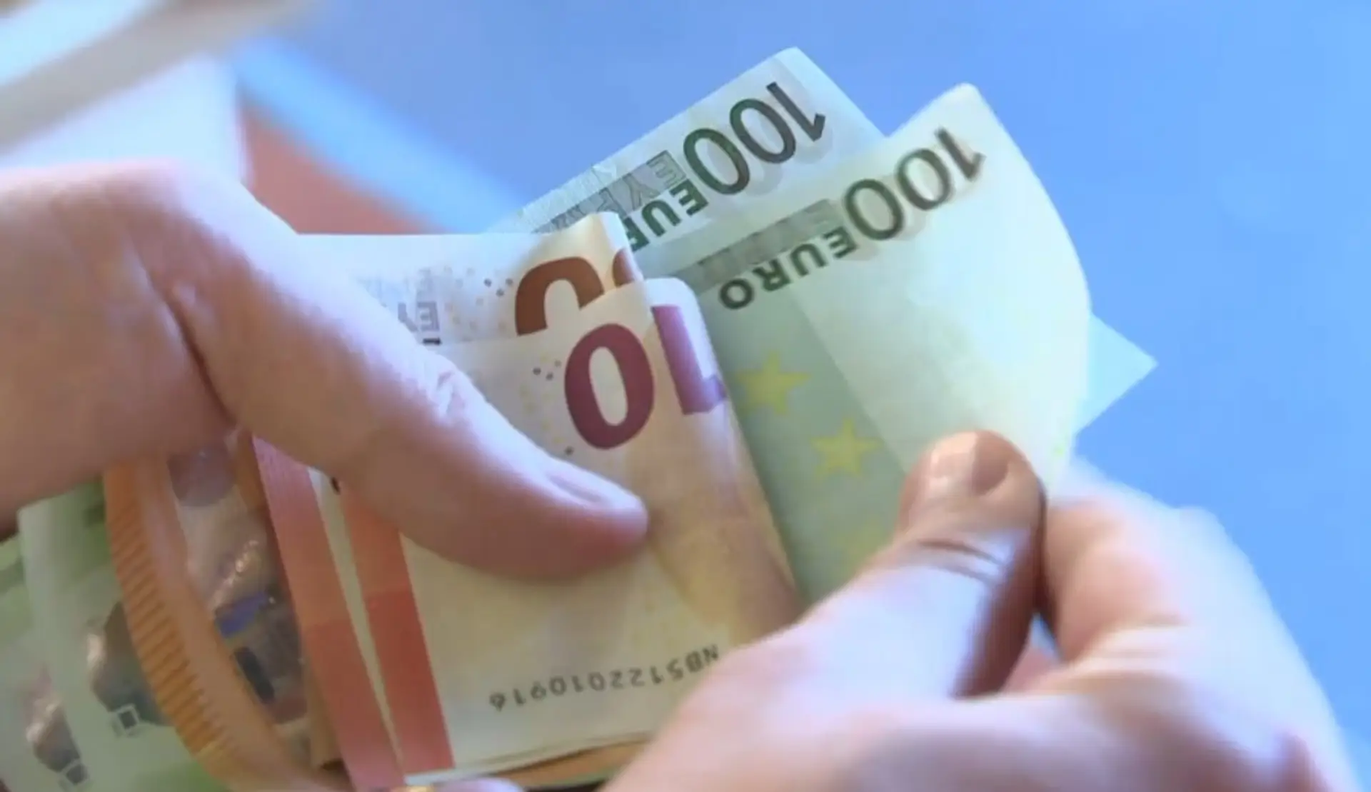 Na snímke eurobankovky.