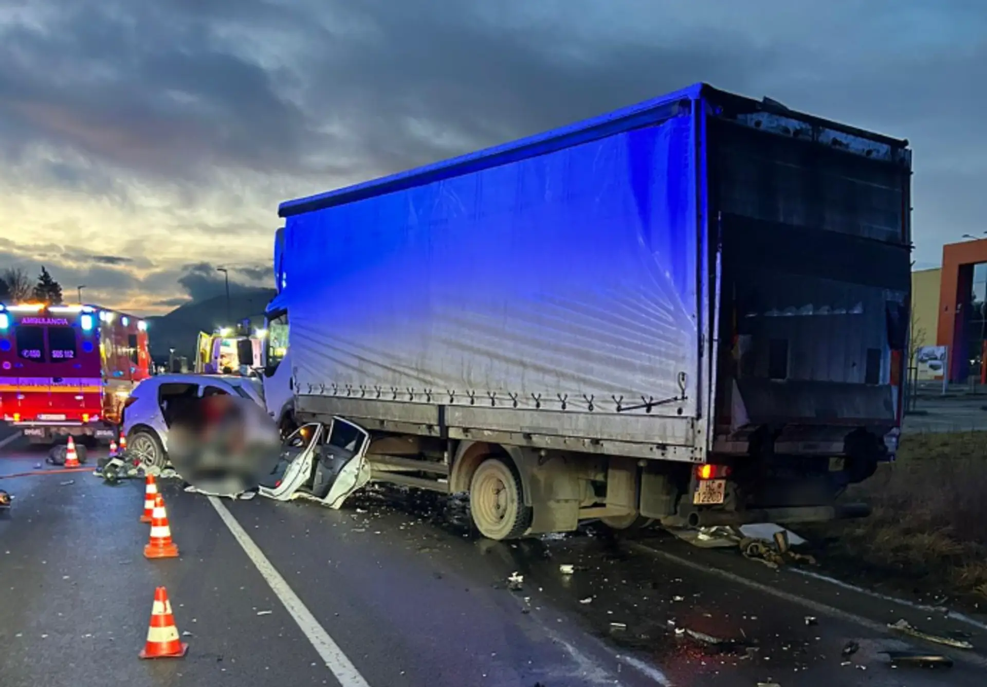 Kamión a osobné auto po vážnej nehode v Žilinskom kraji.