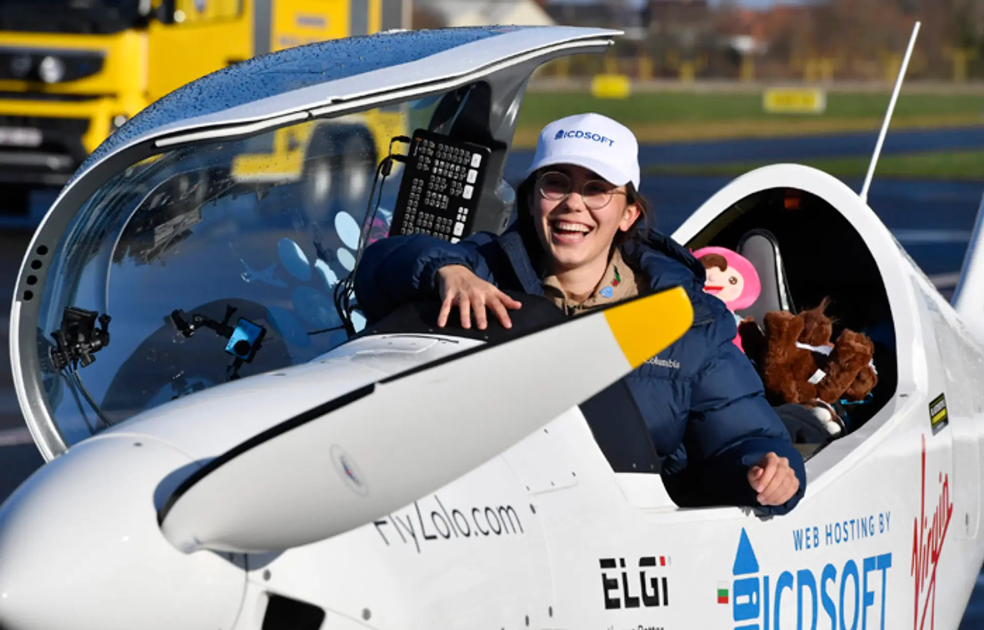 Belgicko-britská pilotka Zara Rutherfordovása (19) teší v kokpite po vytvorení nového svetového rekordu.