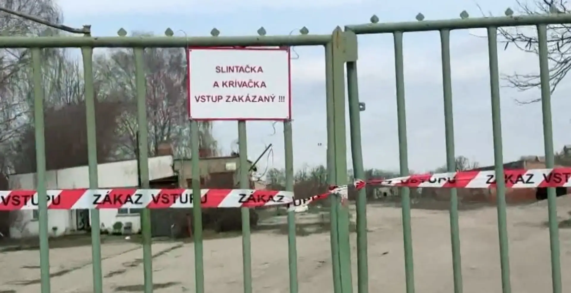 Na snímke tabuľa, ktoré informuje o nákaze slintačky a krívačky.
