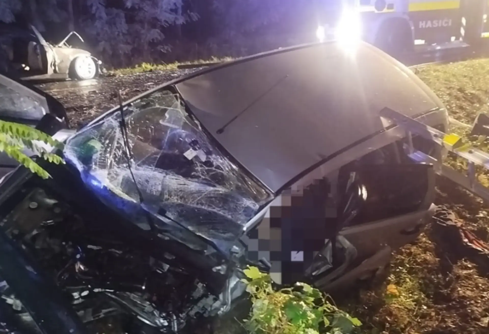 Zničené auto po čelnej zrážke.