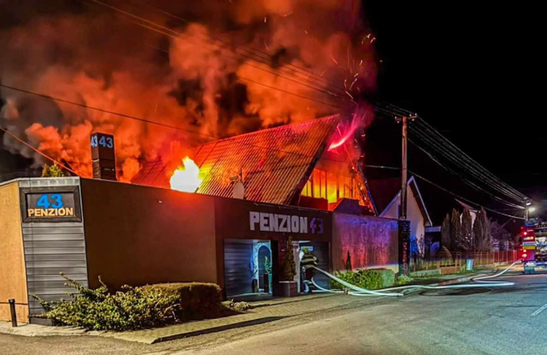 Na snímke plamene, ktoré šľahajú po požiari v penzióne v Sobranciach.