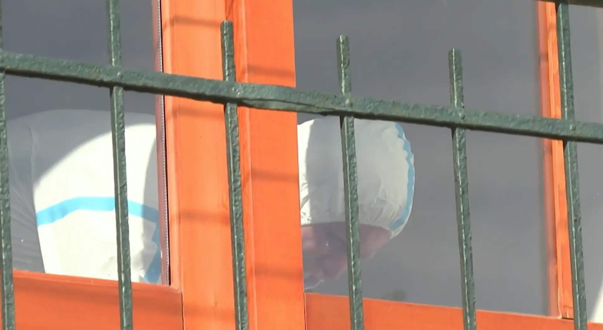 Na snímke experti prehľadávajú byt v Košiciach, kde našli mŕtveho muž s bodnými poraneniami.