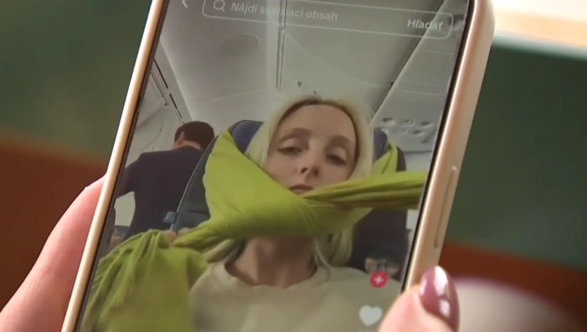 Žena skúša trik s dekou v lietadle.