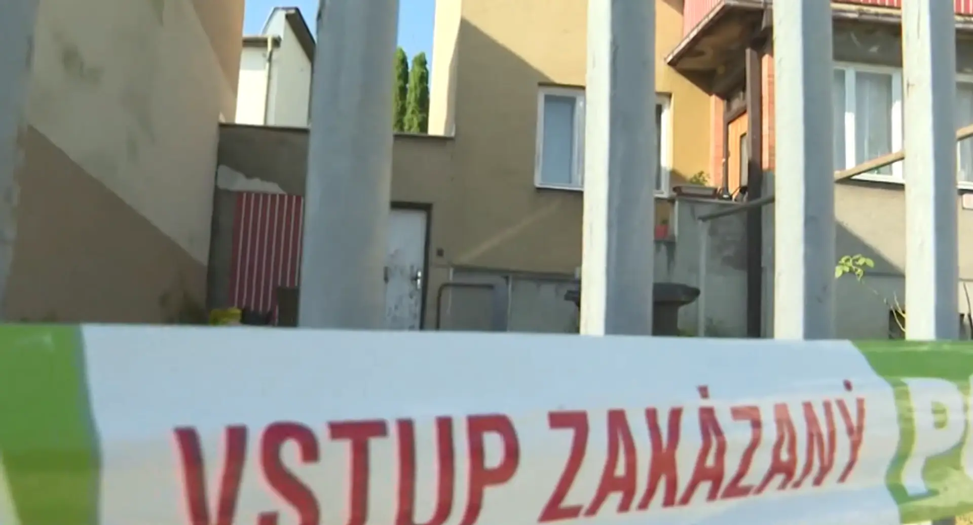 Dom, v ktorom brat strieľal po sestre a dobil ju tyčou.