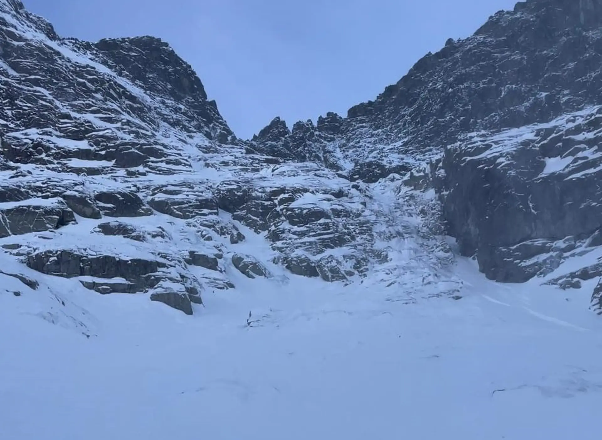 Lavína zavalila dvoch skialpinistov