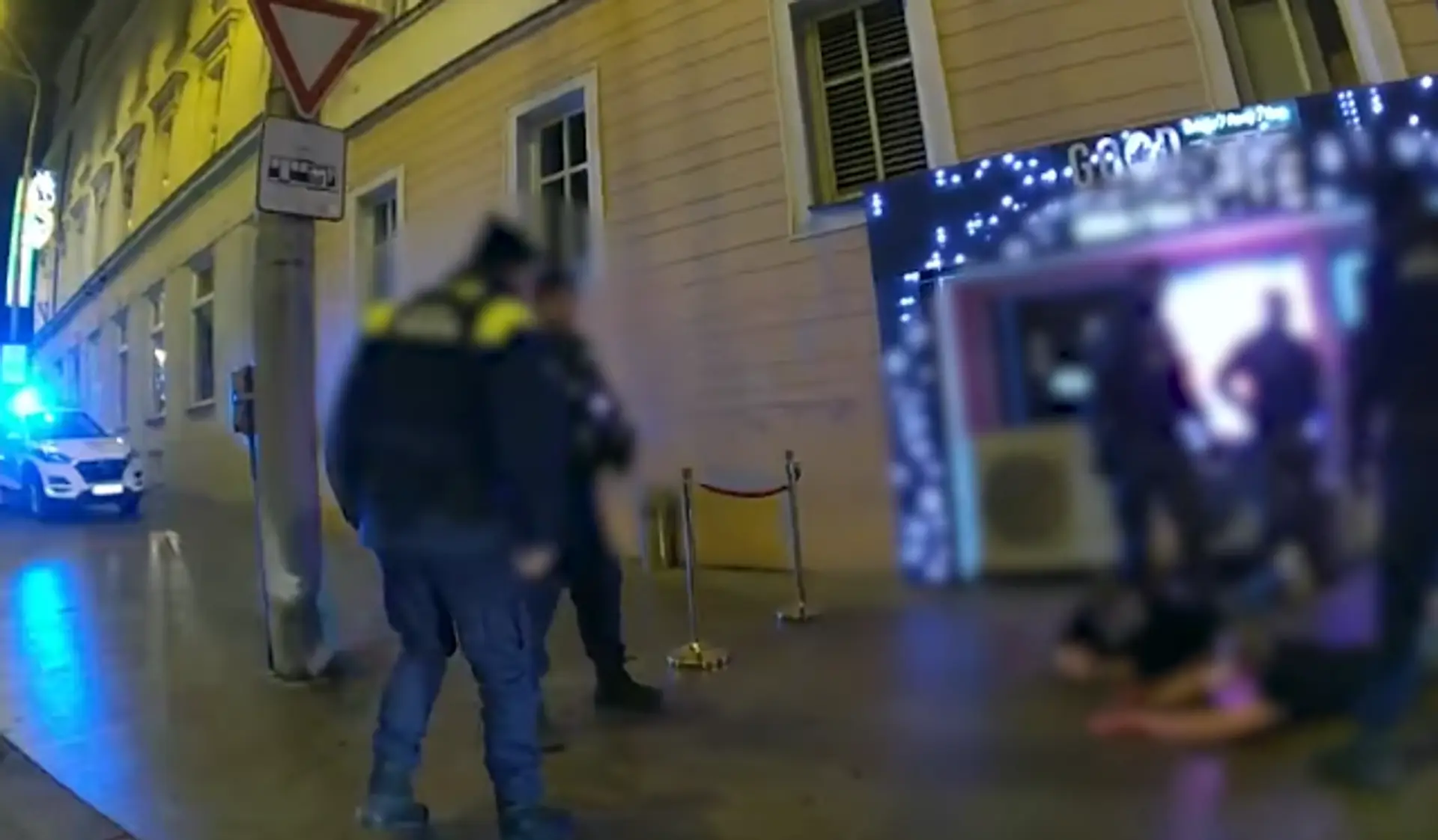Agresívni mladíci rozbili sklenené dvere nočného podniku v Bratislave.