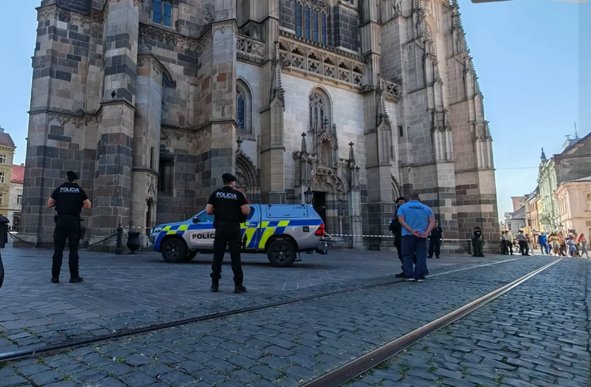 Na snímke polícia, ktorá obsadila pre bombové vyhrážky Dóm svätej Alžbety.