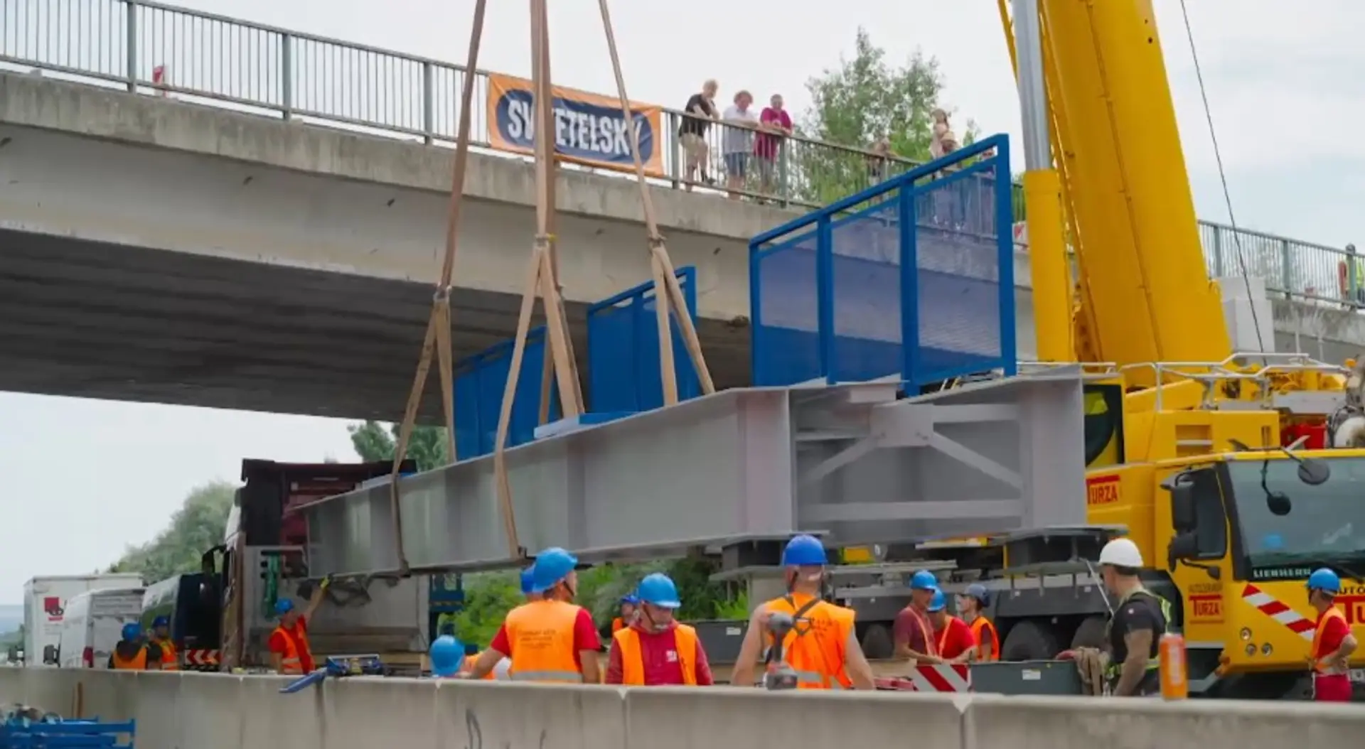 Na snímke robotníci, ktorí pracujú na diaľnici.