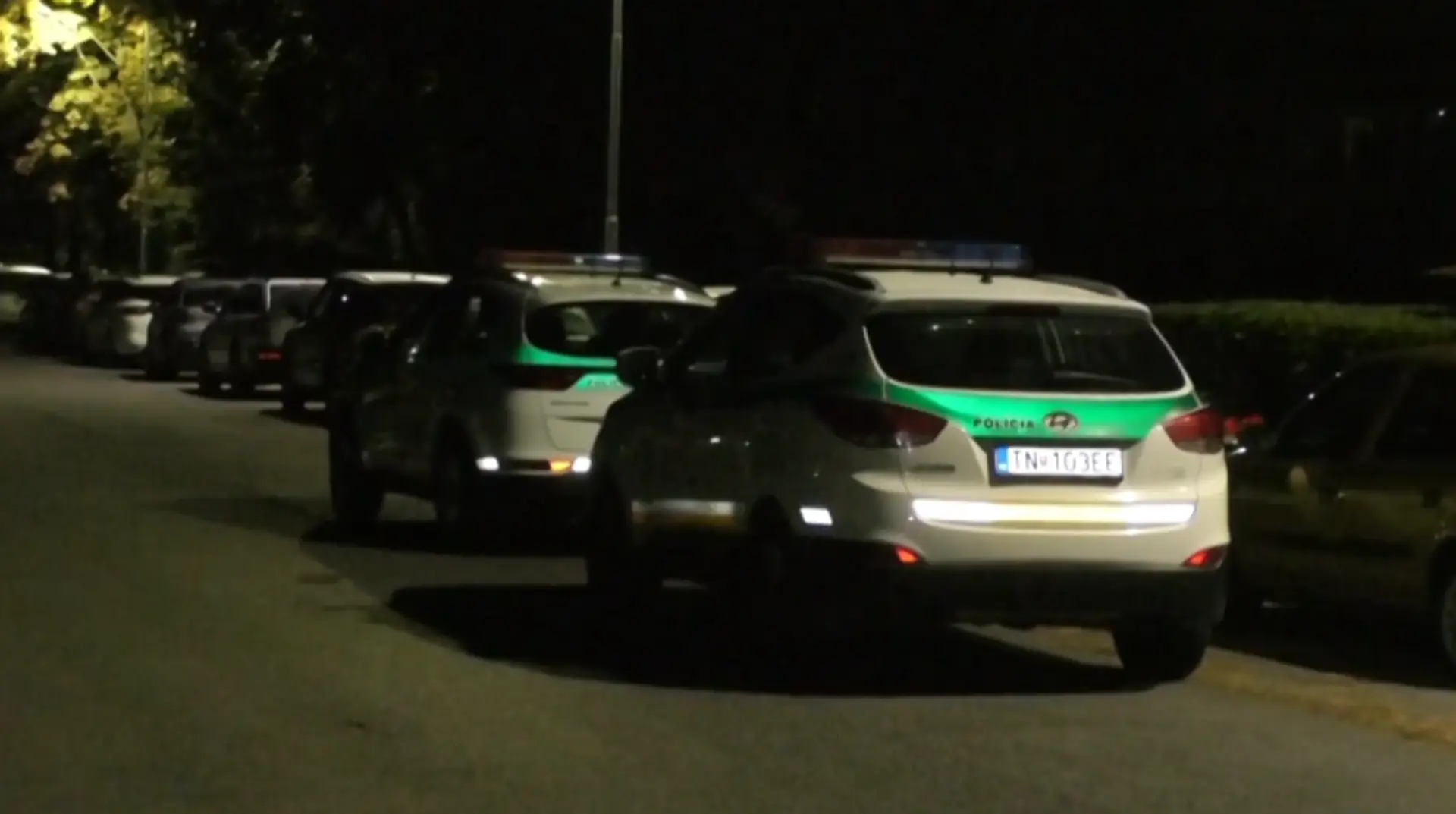 Policajné autá pred panelákom v Prievidzi, kde našli mŕveho muža.