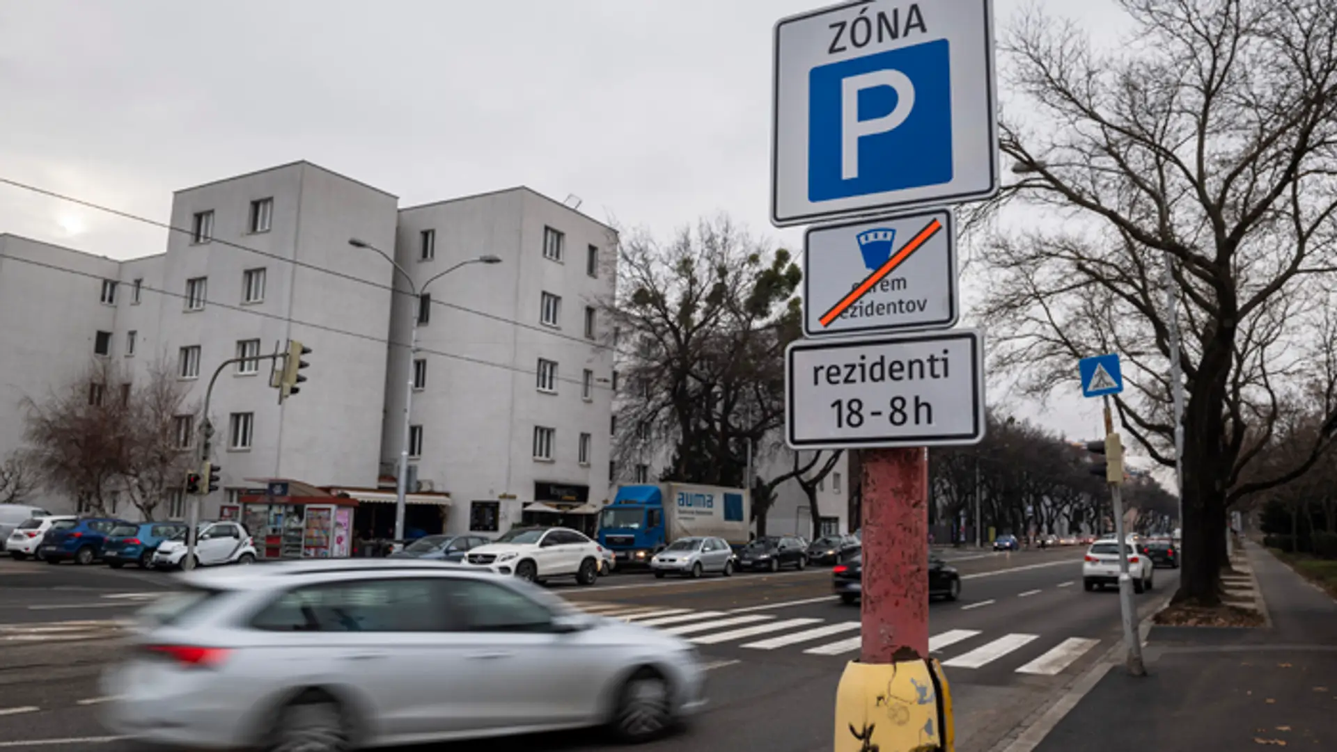 Vyhradené parkovanie pre rezidentov PAAS v zóne Tehelné pole v Bratislave.