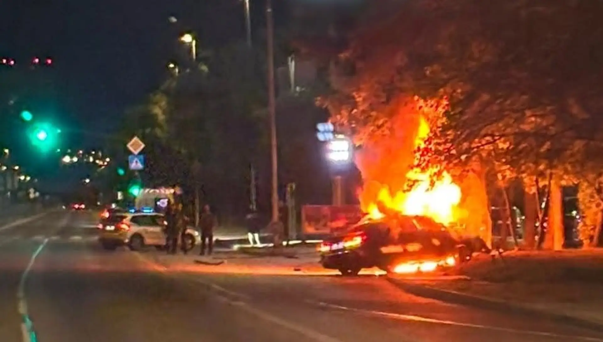 Auto po náraze začalo horieť.