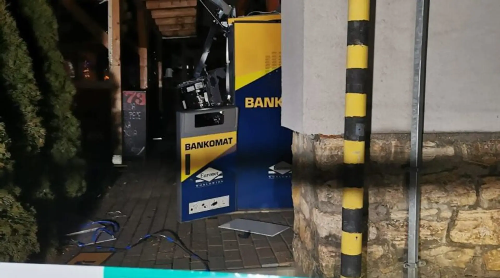 Vybuchnutý bankomat.