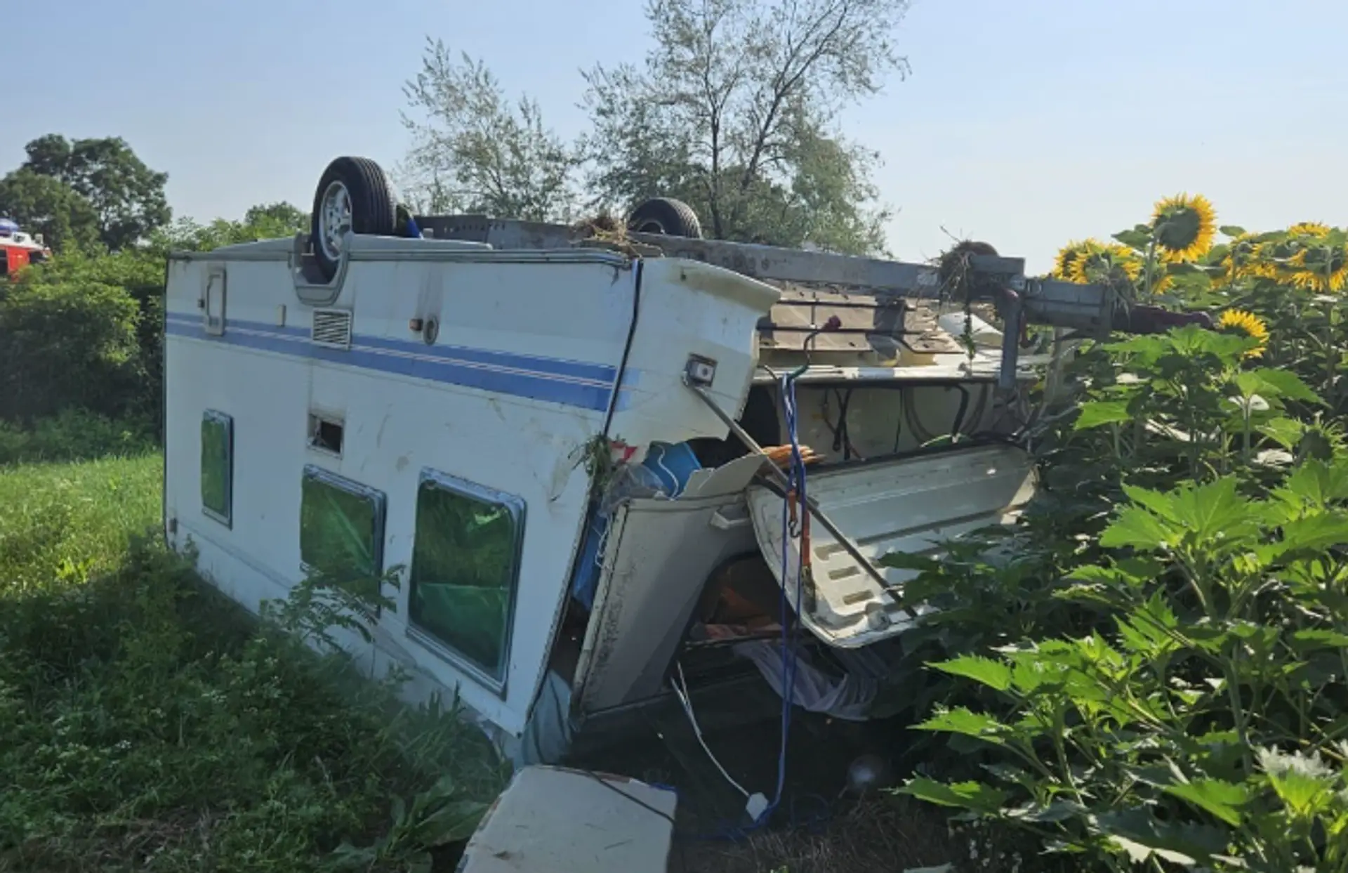 Prevrátený karavan po nehode na D1.