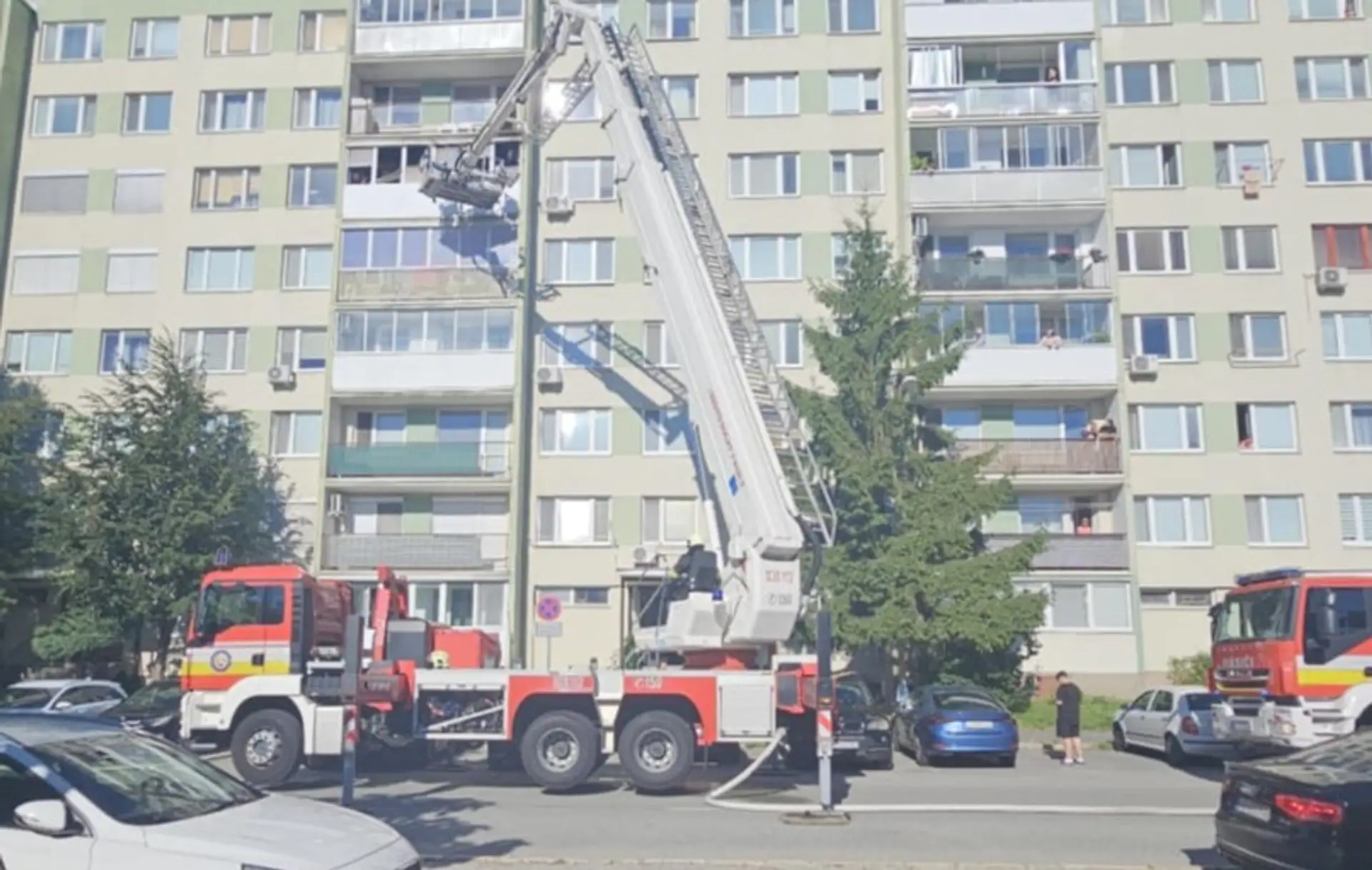 Na snímke hasiči zasahujú pri požiari bytovky v Košiciach.