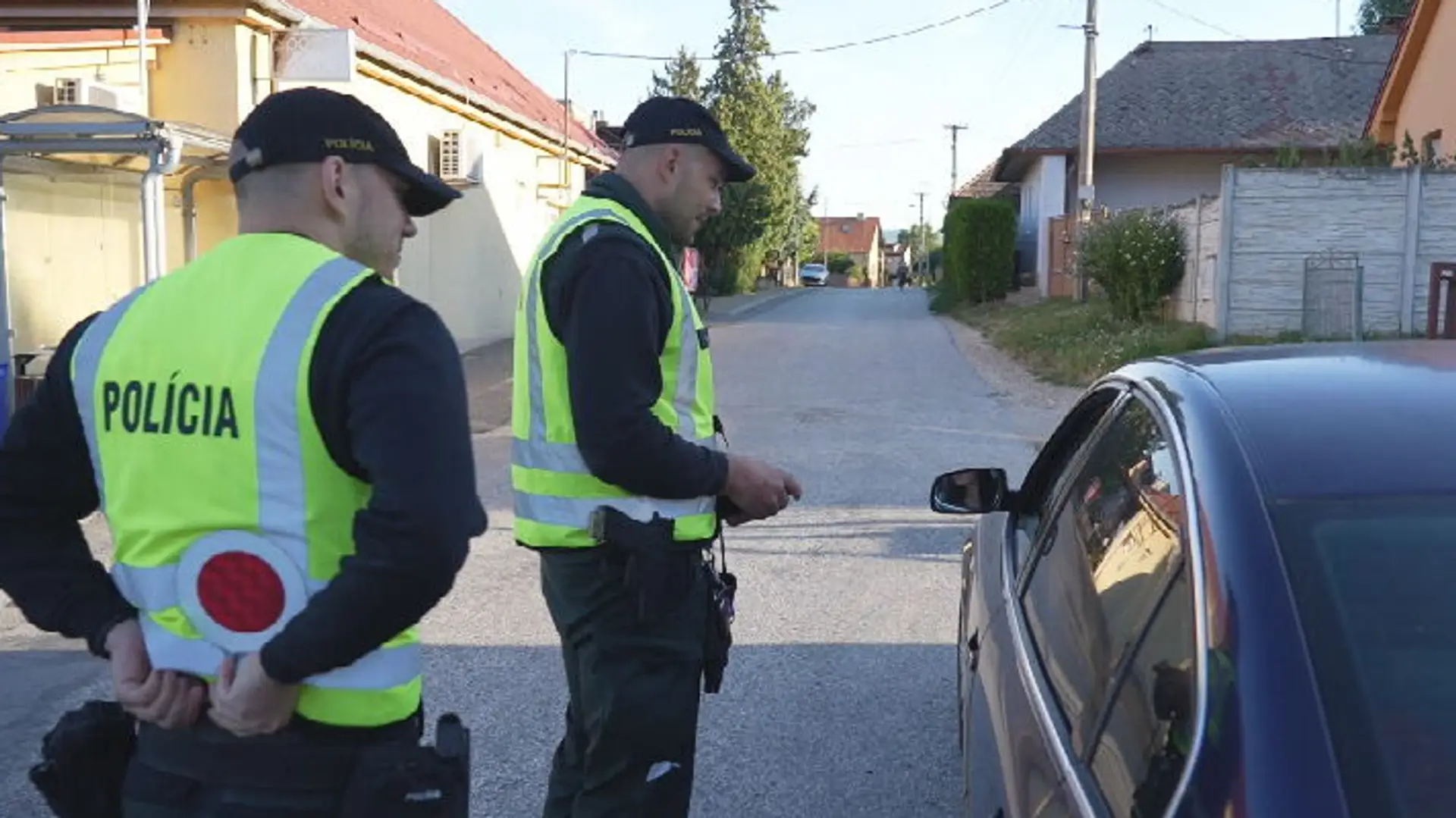 Na snímke policajná hliadka, ktorá zastavuje vodičov a dáva im fúkať.