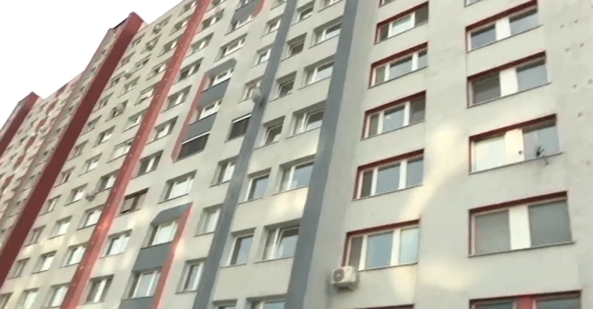 Na snímke bytovka, v ktorej našli dobodaného muža.
