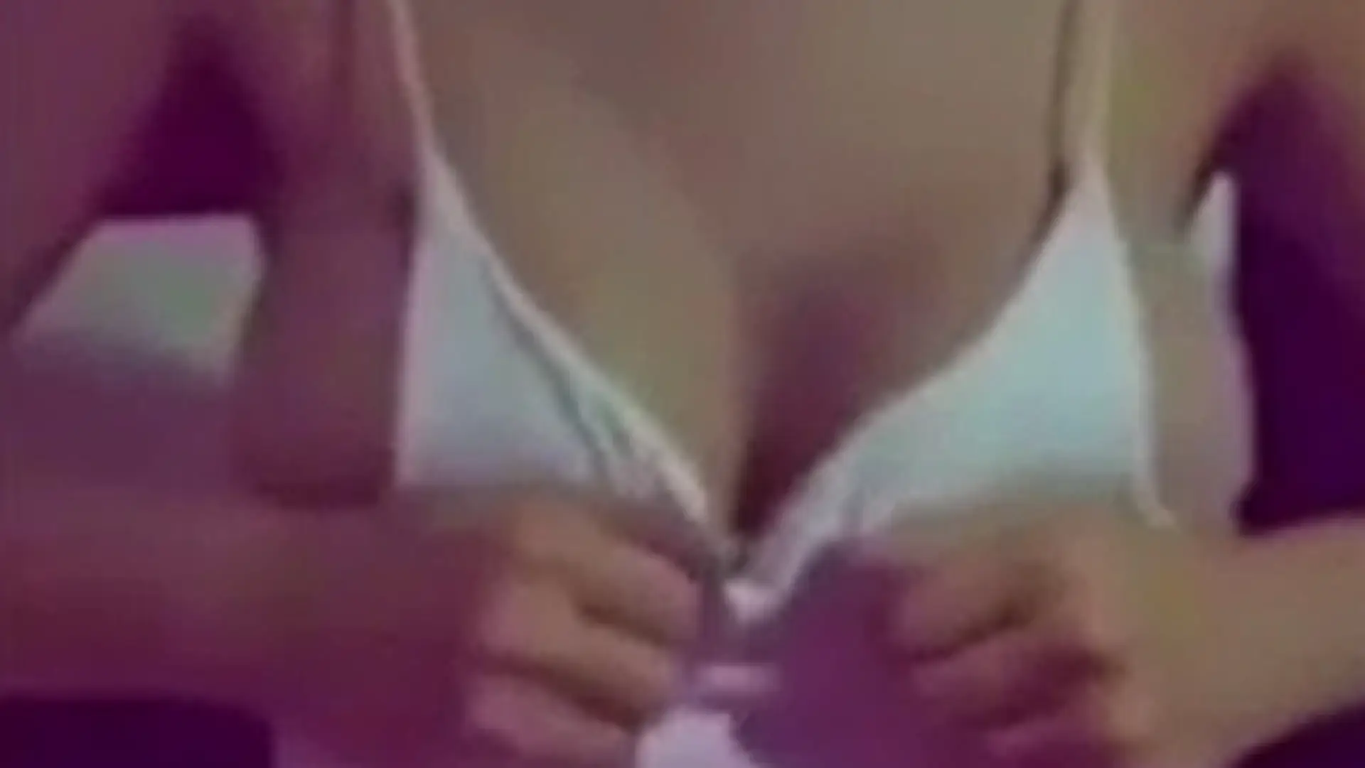 Pomocou mobilu viete zistiť, či má žena implantáty.