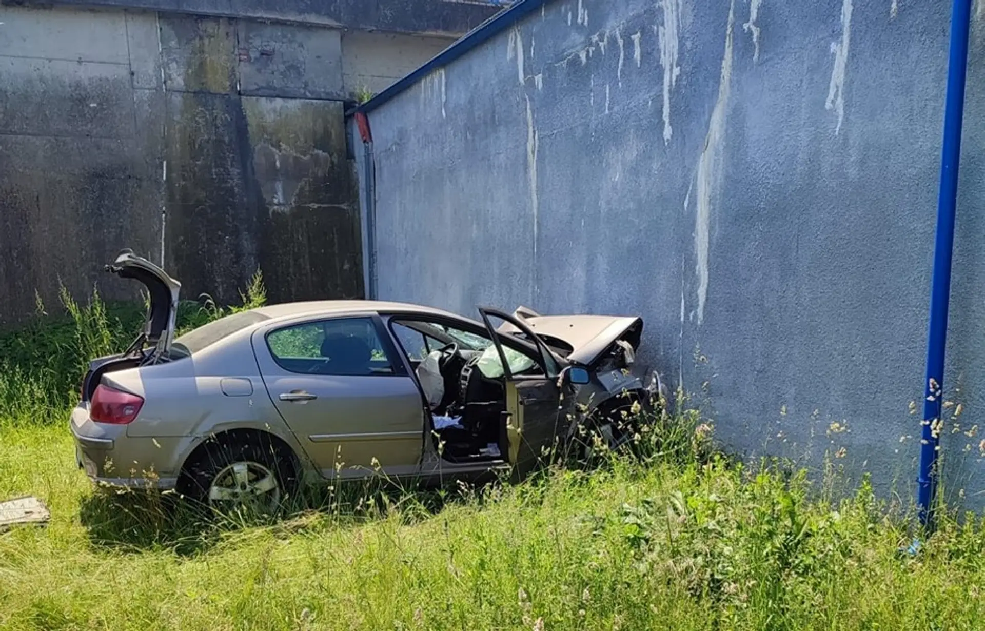 Náraz do betónového múra vodič neprežil.
