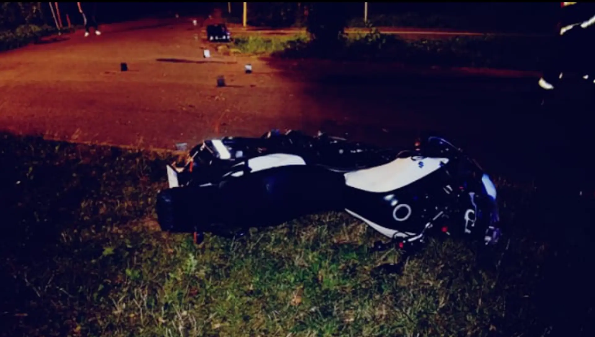 Na snímke havarovaný motocykel pri nehode v Lučenci.