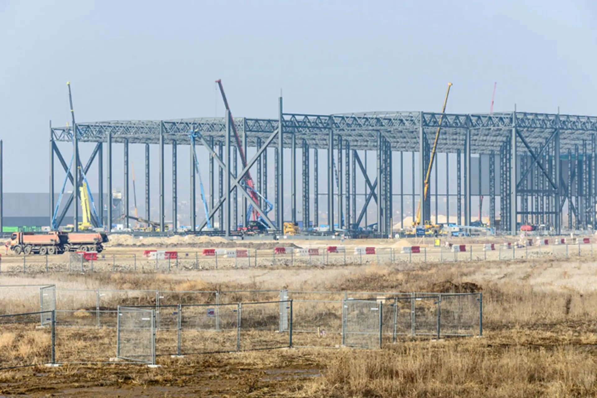 Výstavba závodu Jaguar Land Rover v obci Mlynárce.