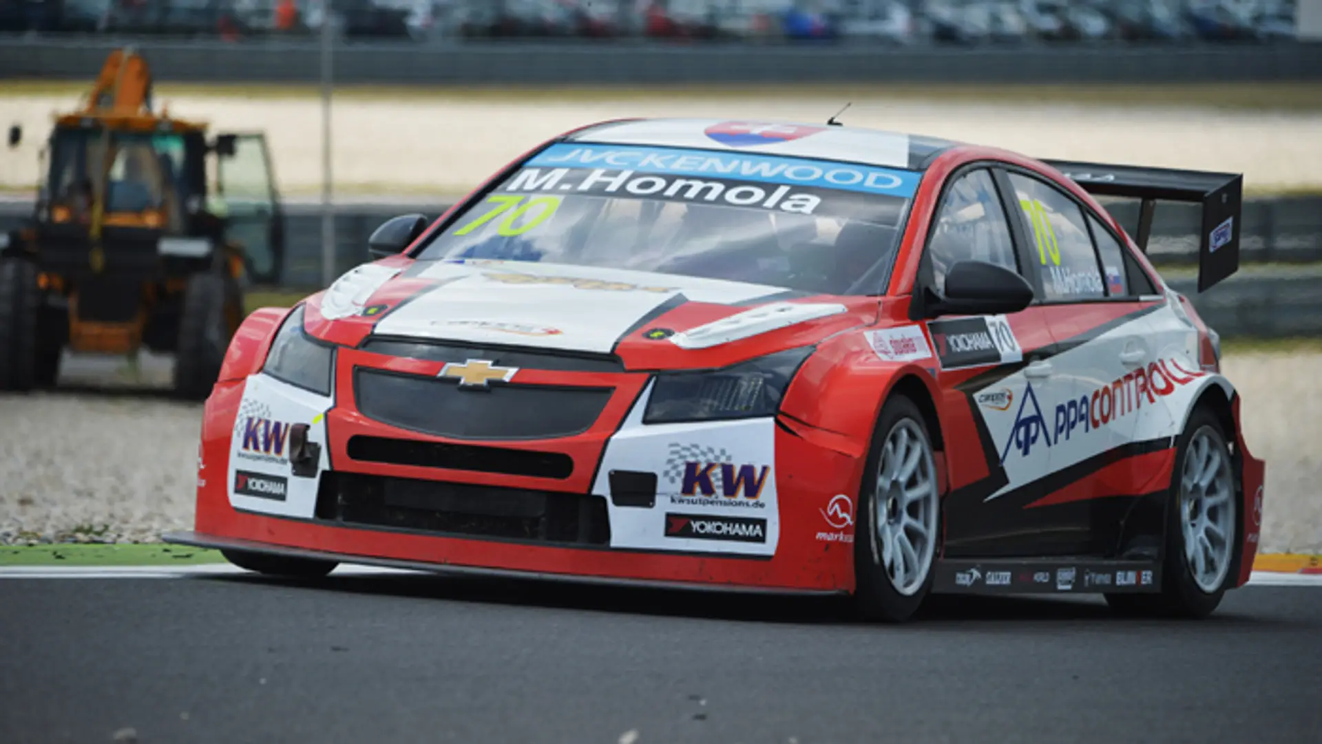 Na archívnej snímke Matej Homola v Chevrolete Cruze počas pretekov WTCC na okruhu Slovakia Ring v Orechovej Potôni.