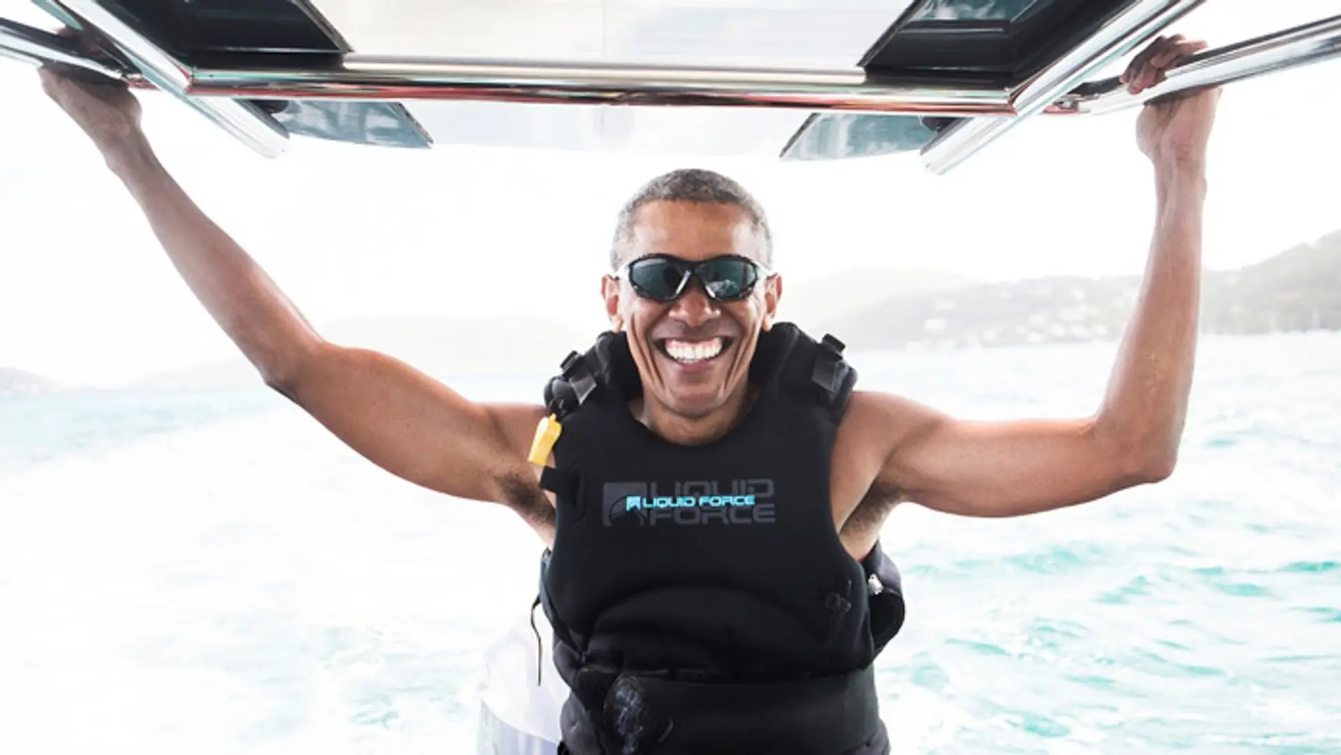 Bývalý americký prezident Barack Obama sa pripravuje na kitesurfing na ostrove Mosquito Island.