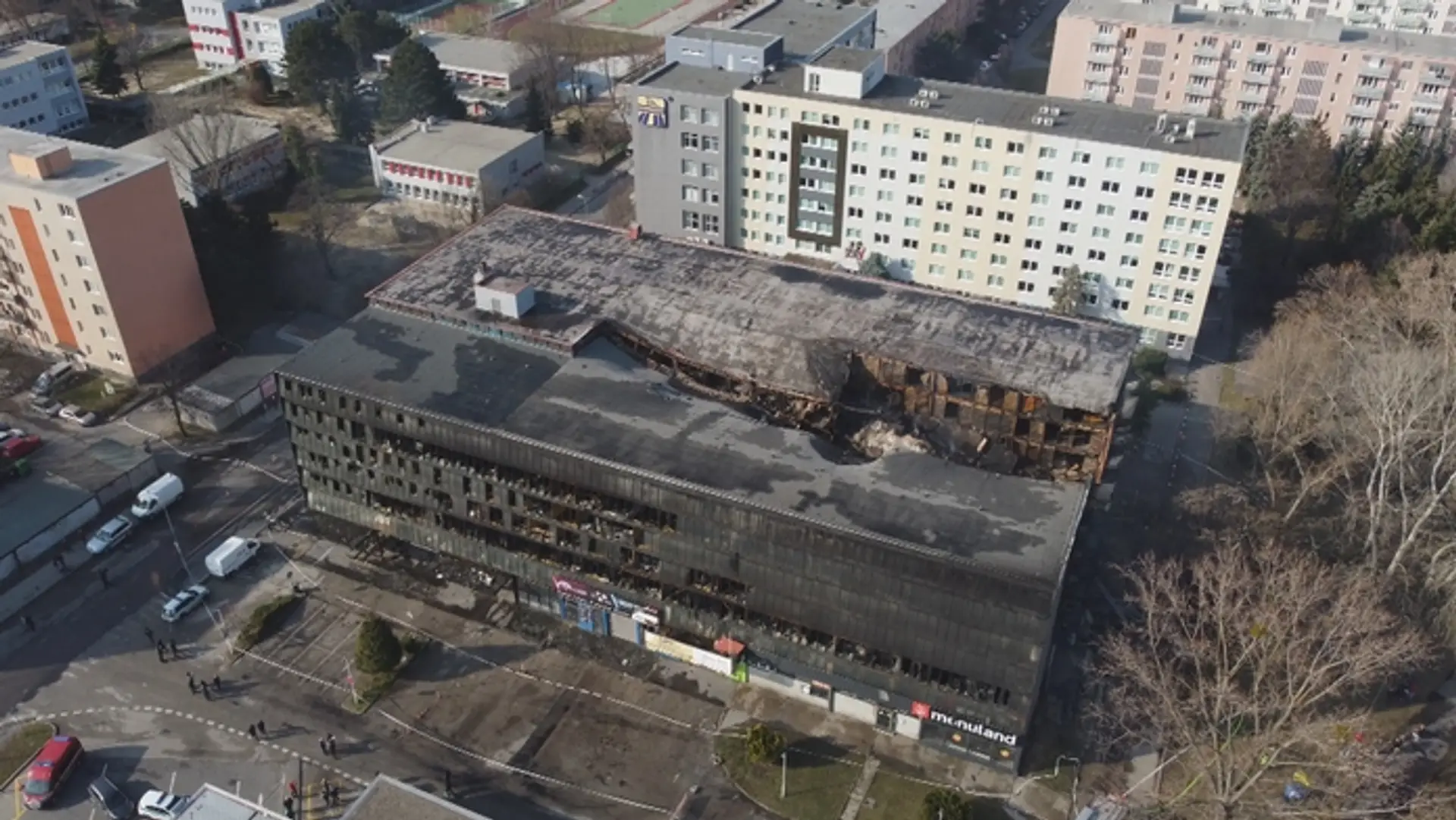 Budova viacpodlažného parkovacieho domu.
