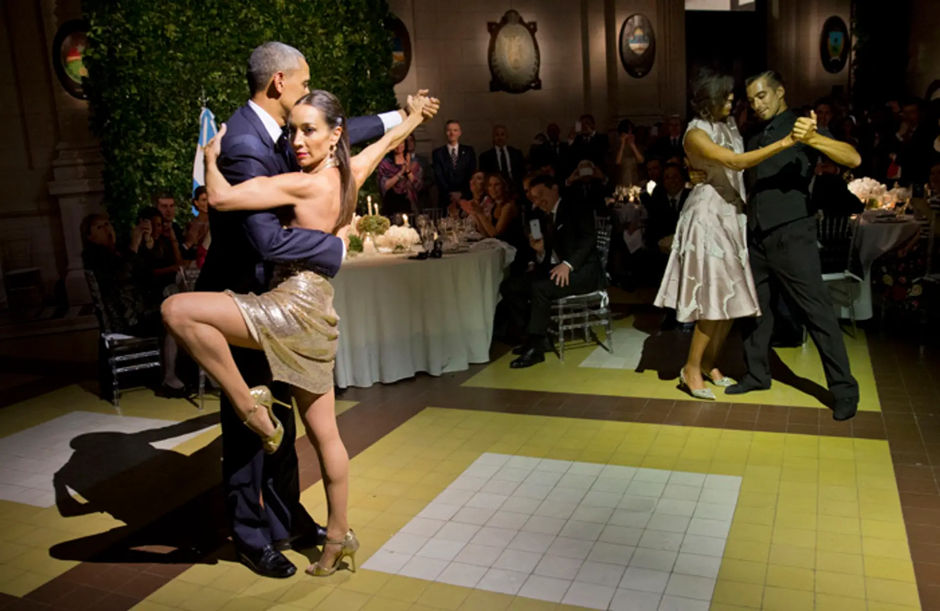Barack Obama a prvá dáma USA Michelle tancujú s profesionálnymi tanečníkmi tango.